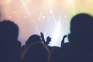 Konserde kalabalık - Parlak renkli sahne ışıkları önünde tezahürat yapan kalabalık