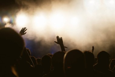 Konserde kalabalık - Parlak renkli sahne ışıkları önünde tezahürat yapan kalabalık