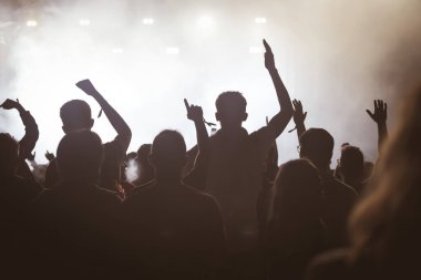 Konserde kalabalık - Parlak renkli sahne ışıkları önünde tezahürat yapan kalabalık