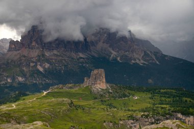 Dolomite Alplerinde Majestic Cinque Torri. Şaşırtıcı doğa manzarası arka planı. 