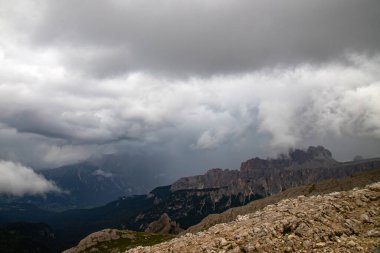 Croda da da Lago dağ zincirinin etkileyici manzarası Cima d 'Ambrizzola tepesi ve Lastoni di Formin dağ kitlesi Nuvolau sığınağı, Dolomitler, Güney Tirol, İtalya.