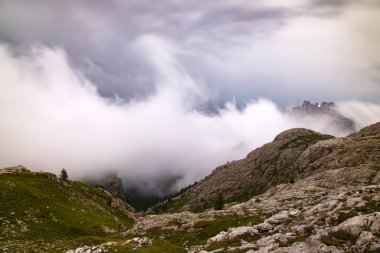 Croda da da Lago dağ zincirinin etkileyici manzarası Cima d 'Ambrizzola tepesi ve Lastoni di Formin dağ kitlesi Nuvolau sığınağı, Dolomitler, Güney Tirol, İtalya.