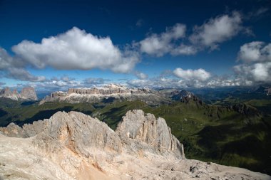 İtalya 'nın güneyindeki Marmolada' dan Sassolungo ve Sella grubunun panoramik görüntüsü.