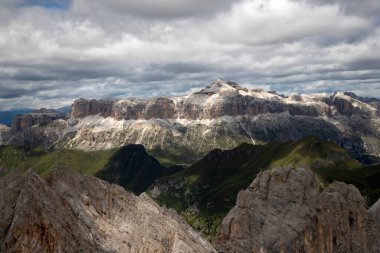 İtalya 'nın güneyindeki Marmolada' dan Piz Serauta ve Sella grubunun panoramik görüntüsü.