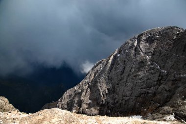 Dolomite Alpleri 'nde fantastik dramatik manzara. İtalya. Harika doğa manzarası..