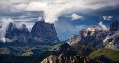 İtalya 'nın güneyindeki Marmolada' dan Sassolungo ve Sella grubunun panoramik görüntüsü.
