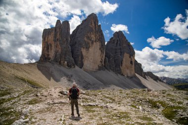 Dolomites, İtalya 'da Tre Cime di Lavaredo' nun etkileyici zirvelerinin çarpıcı güzelliğine hayran kalan bir yürüyüşçü..