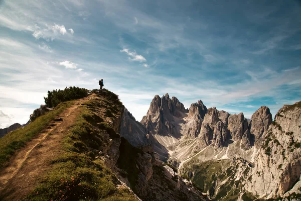 Homem Caminhante Admirando Beleza Deslumbrante Impressionantes Picos Irregulares Cadini Misurina — Fotografia de Stock