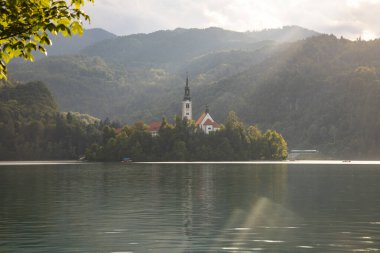 Slovenya Gölü. Küçük haccı olan güzel dağ gölü.. 