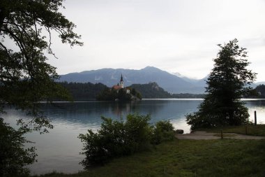 Slovenya Gölü. Küçük haccı olan güzel dağ gölü.. 