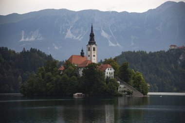 Slovenya Gölü. Küçük haccı olan güzel dağ gölü.. 