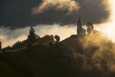 Jamnik, Slovenya. Jamnik Kilisesi, Kranj yakınlarındaki Kamnik-Savinja Alpleri 'nde 15. yüzyıldan kalma büyüleyici bir kilisedir..