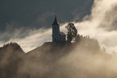 Jamnik, Slovenya. Jamnik Kilisesi, Kranj yakınlarındaki Kamnik-Savinja Alpleri 'nde 15. yüzyıldan kalma büyüleyici bir kilisedir..