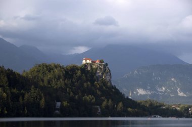Slovenya- Arka planda Julian Alps 'in olduğu Bled Castle' ın Üst Karnaval Manzarası