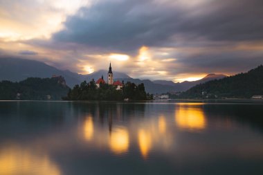 Slovenya Bled Gölü. Gün doğumu Bled Gölü 'nde ünlü Bled Adası ile