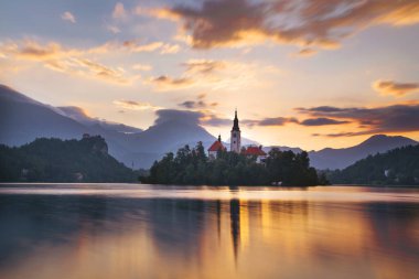 Slovenya Bled Gölü. Gün doğumu Bled Gölü 'nde ünlü Bled Adası ile