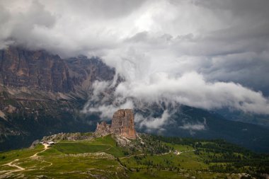 Dolomite Alplerinde Majestic Cinque Torri. Şaşırtıcı doğa manzarası arka planı. 