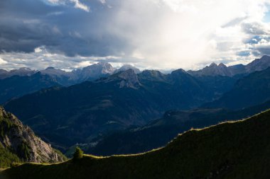 Dramatik gökyüzü ile Dolomitler Alpleri 'nde fantastik dramatik bir manzara. İtalya. Harika doğa manzarası..