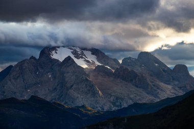 Karlı Marmolada Buzulu, Fassa Vadisi, Trentino Alto Adige, Dolomiti Sıradağları, İtalya