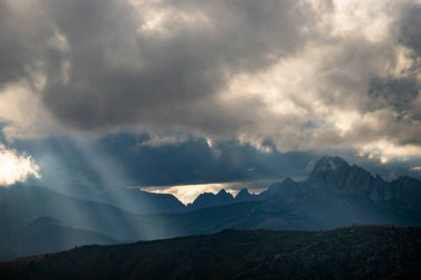  Dolomit Alpleri 'nin inanılmaz doğa manzarası. Passo Giau, Dolomites 'te popüler bir seyahat merkezi. seyahat, macera, konsept resim.