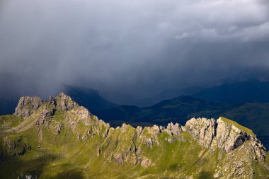 Dolomite Alpleri 'nde fantastik dramatik manzara. İtalya. Harika doğa manzarası..