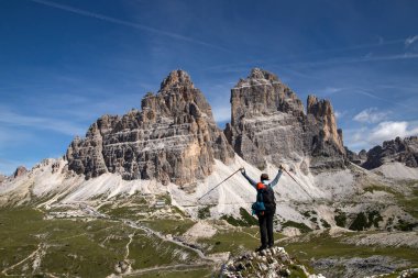 Dolomites, İtalya 'da Tre Cime di Lavaredo' nun etkileyici zirvelerinin çarpıcı güzelliği..