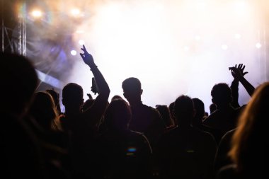 Konserde kalabalık - Parlak renkli sahne ışıkları önünde tezahürat yapan kalabalık