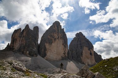 Dolomites, İtalya 'da Tre Cime di Lavaredo' nun etkileyici zirvelerinin çarpıcı güzelliğine hayran kalan bir yürüyüşçü..