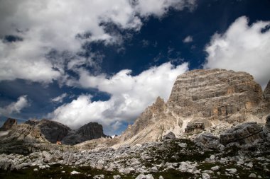 Tre Cime Di Lavaredo Ulusal Parkı 'ndaki güzel yaz manzarası. Dolomiti Alpleri 'ndeki Rifugio Locatelli' nin panoramik yaz manzarası, Güney Tyrol, İtalya, Avrupa. Seyahat konsepti arka planı.