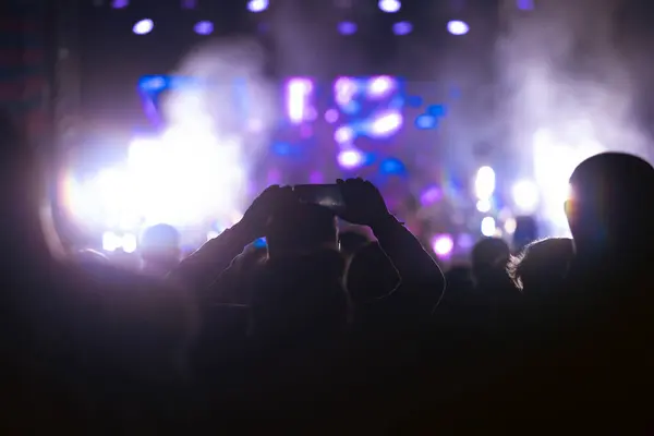 Tłum Koncercie Dopingujący Tłum Przed Jasnymi Kolorowymi Światłami Sceny — Zdjęcie stockowe