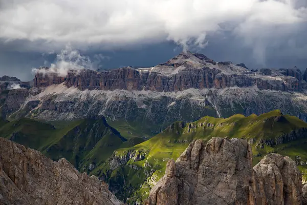 Panoramatický Pohled Skupinu Sella Dramatickou Bouřlivou Oblohou Mlhou Italském Dolomitu — Stock fotografie