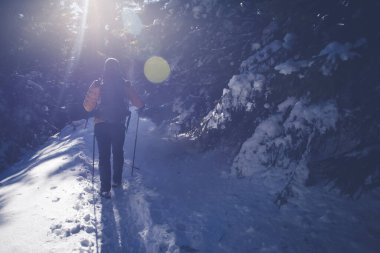 Karla kaplı dağda yürüyen bir adam. Doğadaki aktif insanlar, macera konsepti. 