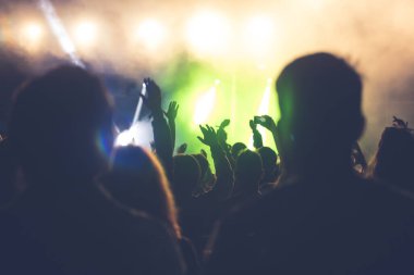 Konserde kalabalık - Parlak renkli sahne ışıkları önünde tezahürat yapan kalabalık