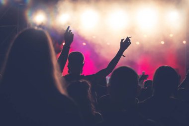 Konserde kalabalık - Parlak renkli sahne ışıkları önünde tezahürat yapan kalabalık