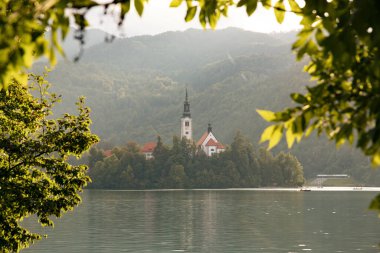 Slovenya Gölü. Küçük haccı olan güzel dağ gölü.. 