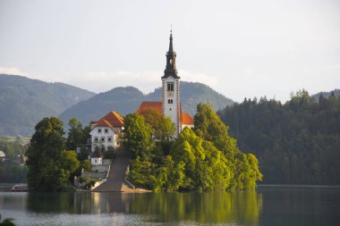 Slovenya Gölü. Küçük haccı olan güzel dağ gölü.. 