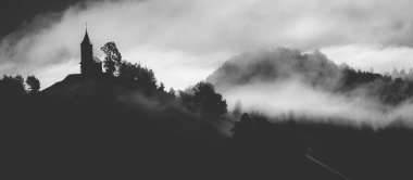 Jamnik, Slovenya. Jamnik Kilisesi, Kranj yakınlarındaki Kamnik-Savinja Alpleri 'nde 15. yüzyıldan kalma büyüleyici bir kilisedir..