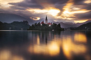 Slovenya Bled Gölü. Gün doğumu Bled Gölü 'nde ünlü Bled Adası ile