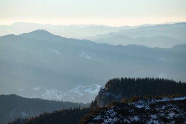 Ceahlau 'nun sabah güneşiyle aydınlanan etkileyici kayaları - Ceahlau Dağları Ulusal Parkı - Moldova - Romanya