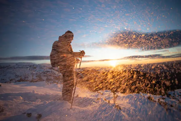 Πεζοπορία Άνθρωπος Στο Χιόνι Καλύπτονται Βουνό Στο Μαγικό Ηλιοβασίλεμα Ενεργοί Royalty Free Εικόνες Αρχείου