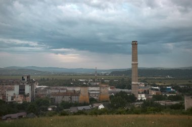 Baca tankı olan terk edilmiş sanayi bölgesi. Kirlilik, küresel ısınma kavramı