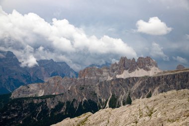 Croda da da Lago dağ zincirinin etkileyici manzarası Cima d 'Ambrizzola tepesi ve Lastoni di Formin dağ kitlesi Nuvolau sığınağı, Dolomitler, Güney Tirol, İtalya.