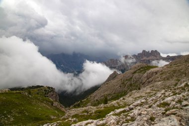 Croda da da Lago dağ zincirinin etkileyici manzarası Cima d 'Ambrizzola tepesi ve Lastoni di Formin dağ kitlesi Nuvolau sığınağı, Dolomitler, Güney Tirol, İtalya.