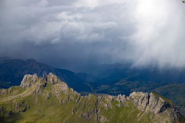 Dolomite Alpleri 'nde fantastik dramatik manzara. İtalya. Harika doğa manzarası..