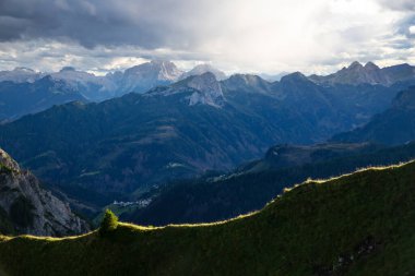 Dramatik gökyüzü ile Dolomitler Alpleri 'nde fantastik dramatik bir manzara. İtalya. Harika doğa manzarası..