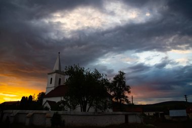 Romanya 'nın uzak bir kırsalında, gün batımından sonra kasvetli, karanlık gökyüzü olan eski bir kilise..