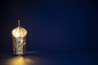 Ramazan Kareem geçmişi. Gece parlayan süslemeli Arap feneri.