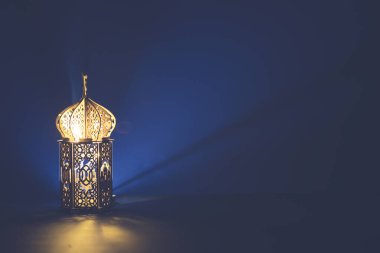 Ramazan Kareem geçmişi. Gece parlayan süslemeli Arap feneri.