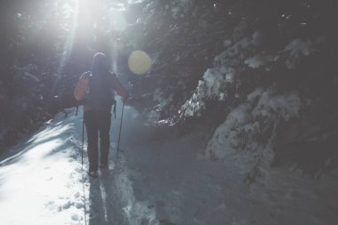 Karla kaplı dağda yürüyen bir adam. Doğadaki aktif insanlar, macera konsepti. 