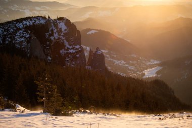 Ceahlau 'nun sabah güneşiyle aydınlanan etkileyici kayaları - Ceahlau Dağları Ulusal Parkı - Moldova - Romanya